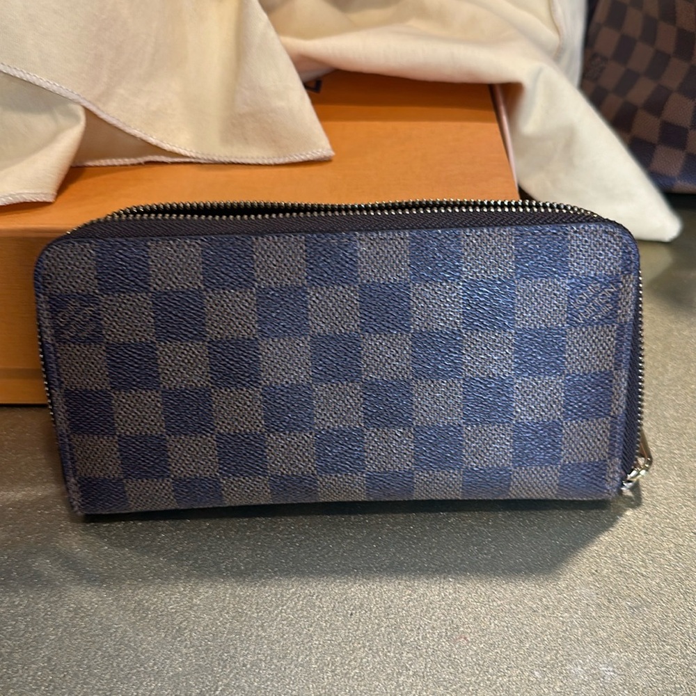 Louis Vuitton zippy damier wallet. 8 in long, 4 in tall, 1 in wide.